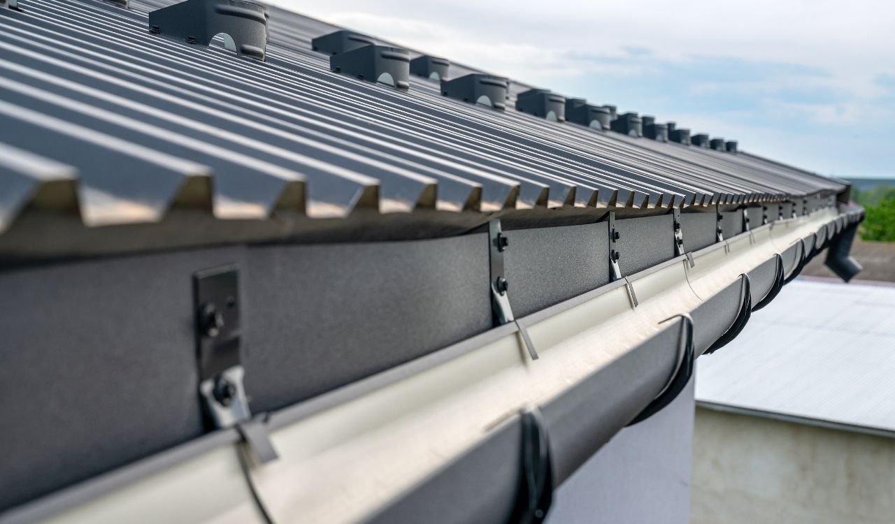 Sagging gutter pulling away from the fascia board on a home
