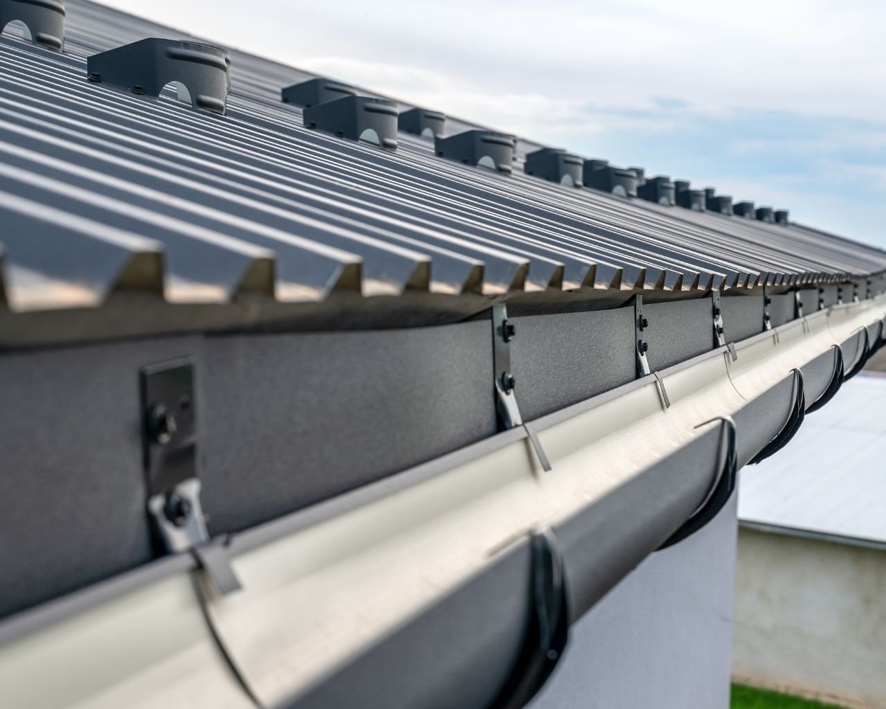 Seamless aluminium gutter installation in Vancouver, BC